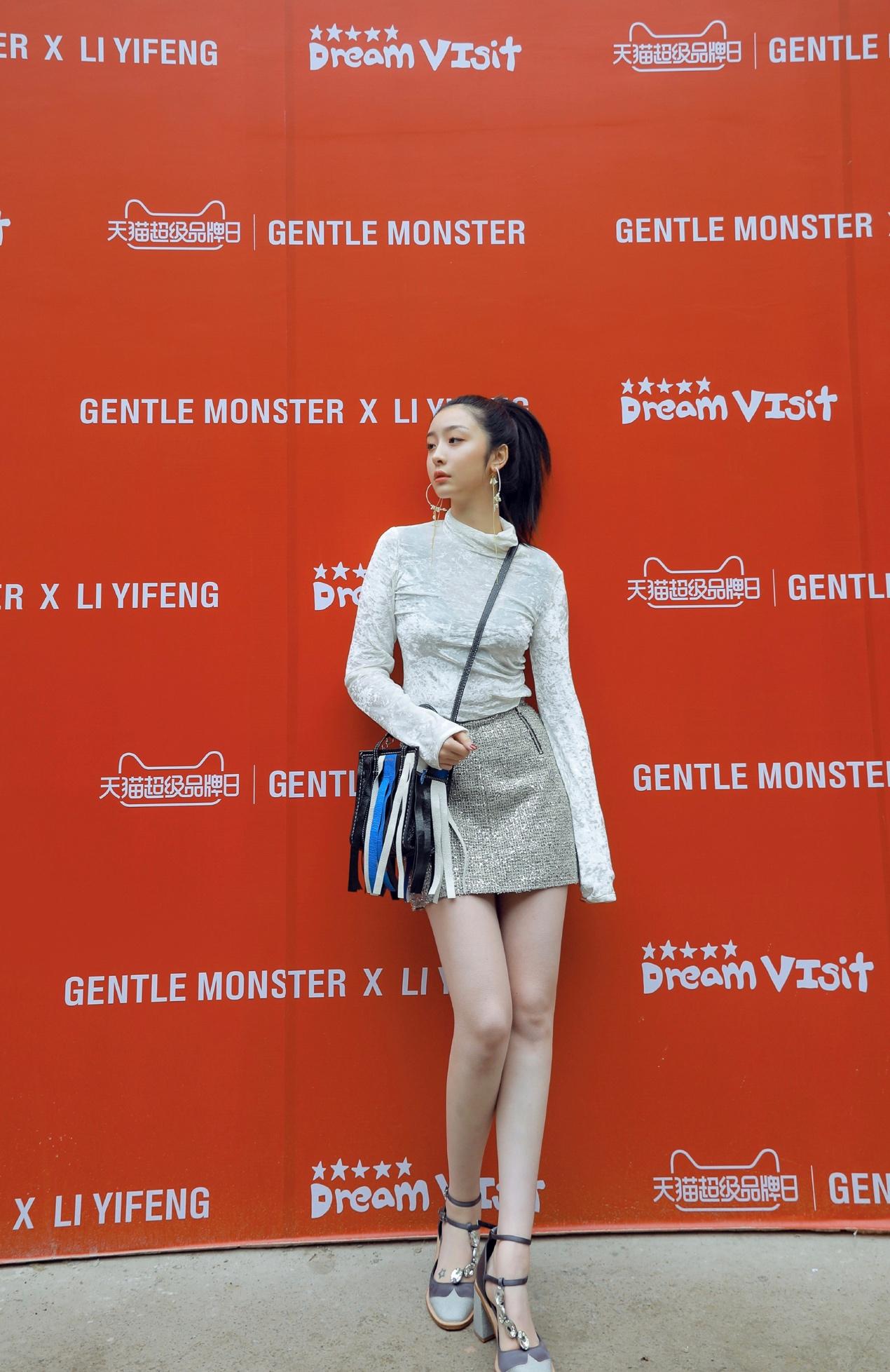 赵小棠"锦鲤装"超个性,夸张手袋赚足眼球,丝袜才是搭配关键