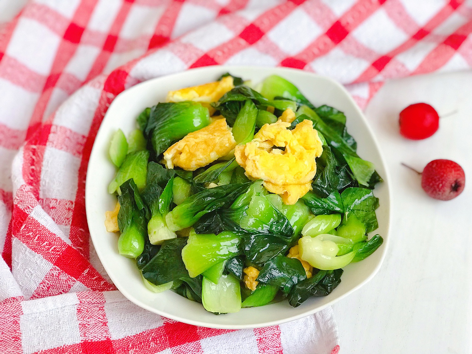 健康的家常小炒油菜炒鸡蛋营养好吸收黄绿相间看着就有食欲