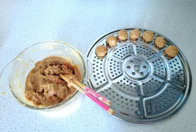 香香的纯肉丸子,我家隔三差五就想吃,做法非常简单,好做好吃
