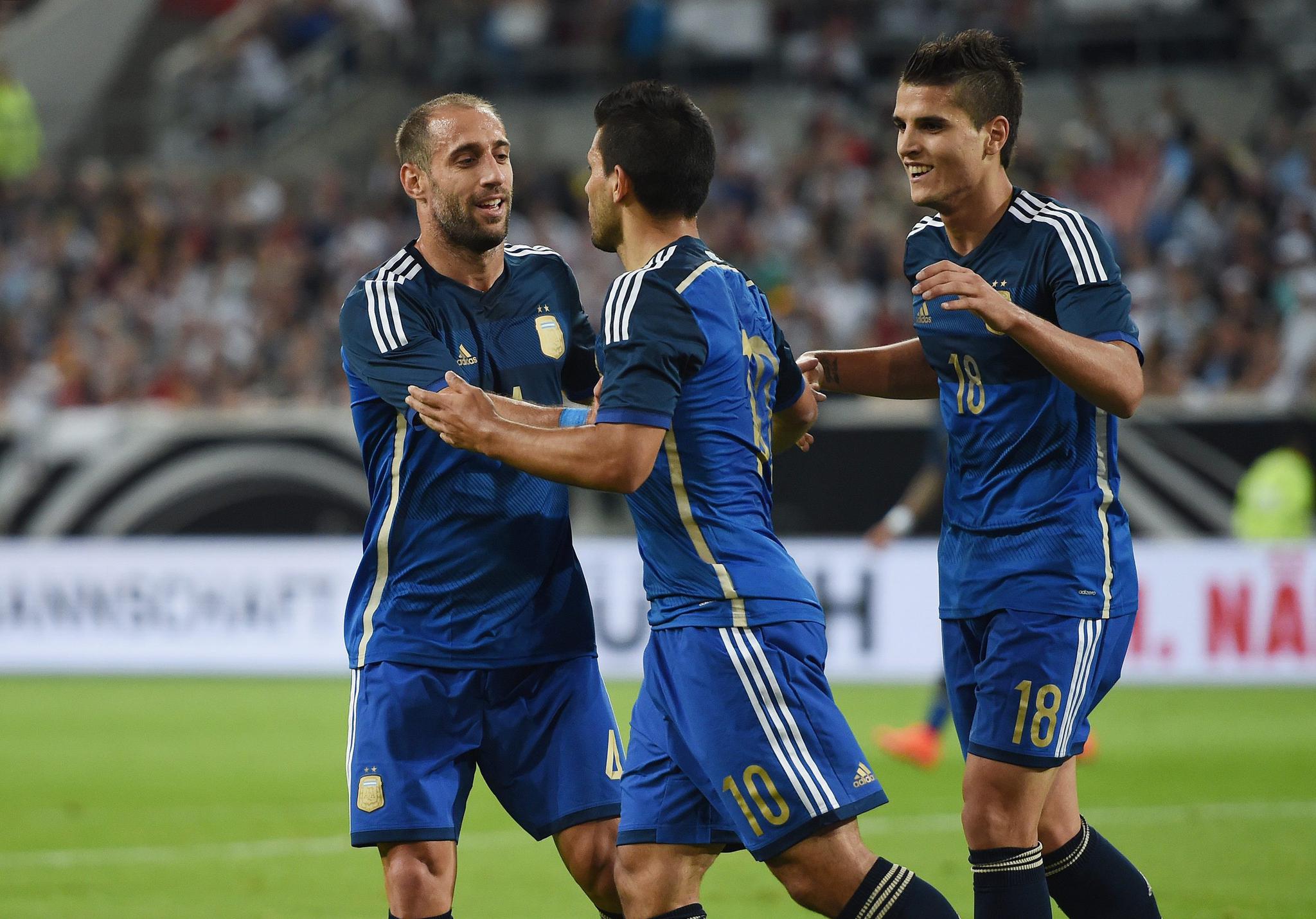 有阿根廷高,巴拉圭的当家球星,当属目前效力于英超球队纽卡的阿尔米隆