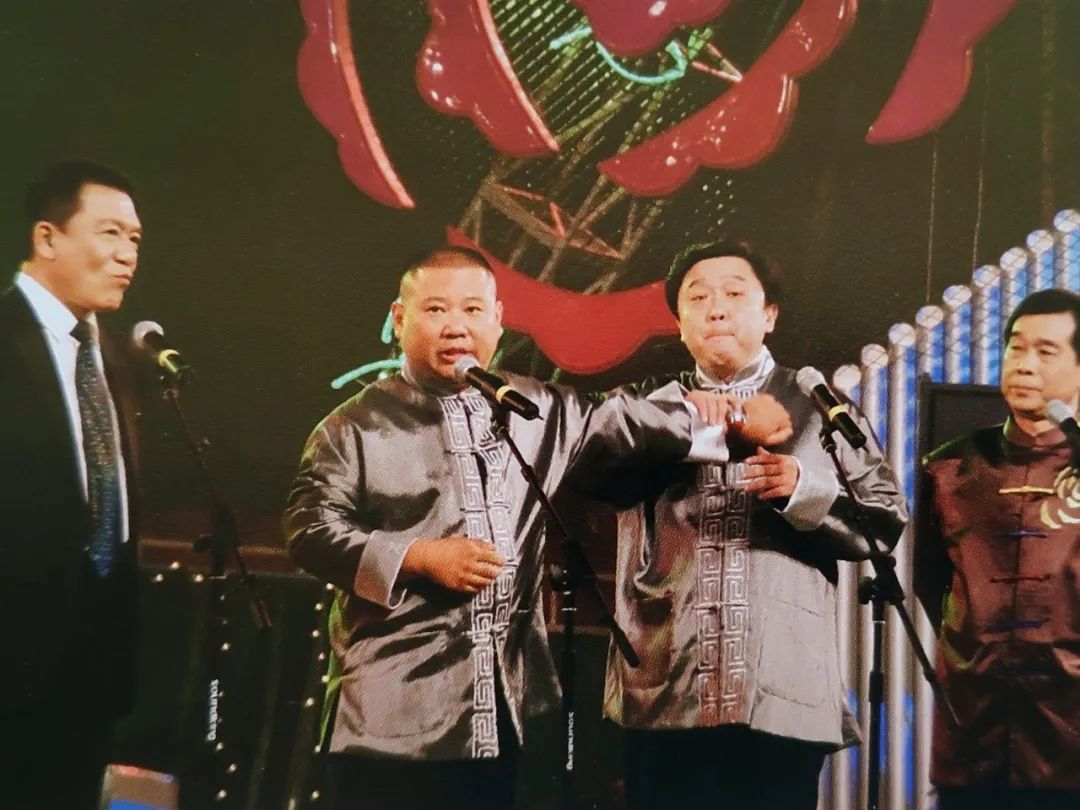 侯耀文,石富宽,郭德纲,于谦合作表演相声《红花绿叶》