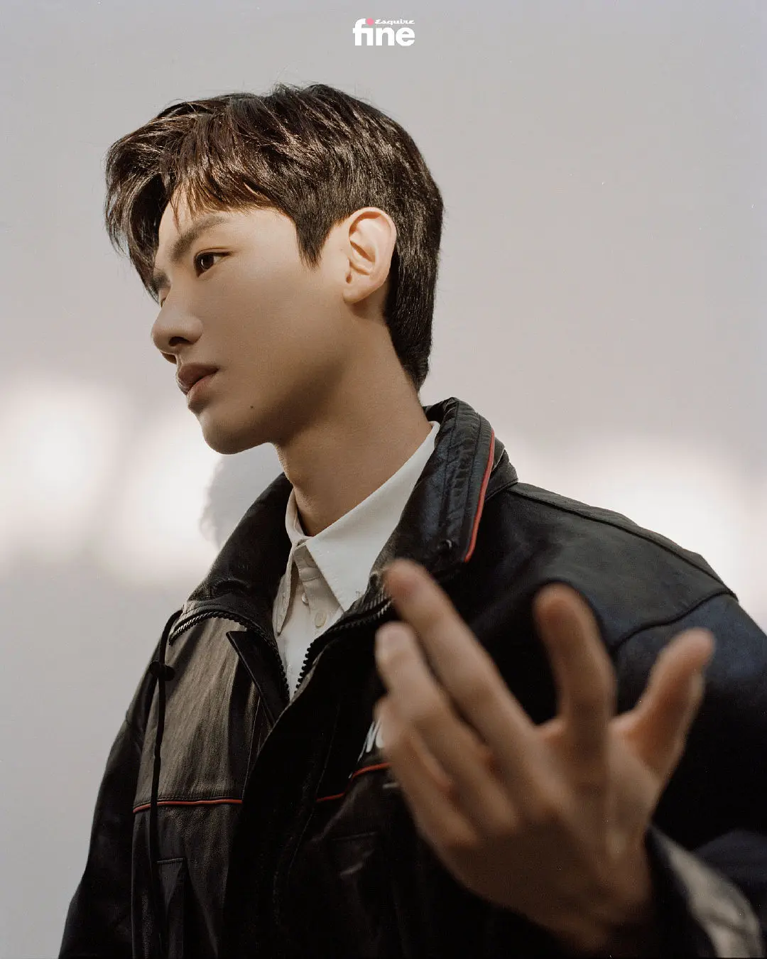 邓伦的下巴很尖,这一点在侧面看时会更加明显.