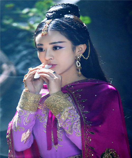 一样的紫衣仙女,闪过赵丽颖,躲过李沁,绕过霍思燕,竟都输给了她