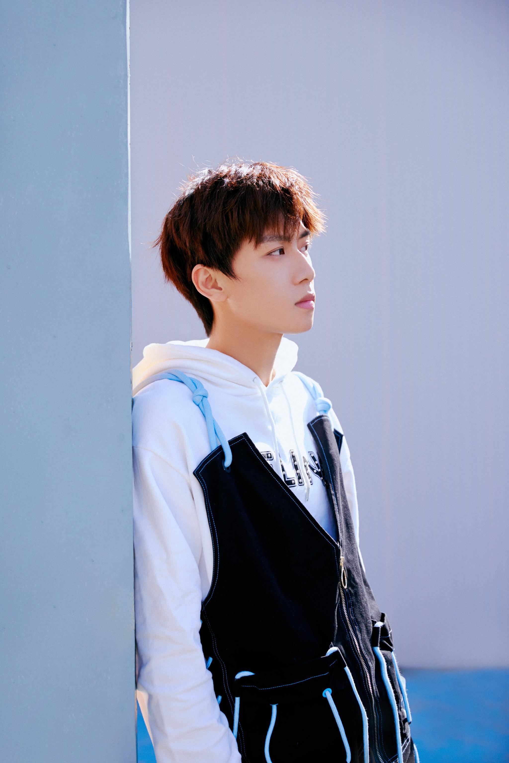 今日,@演员任宥纶 一组冬日写真曝光