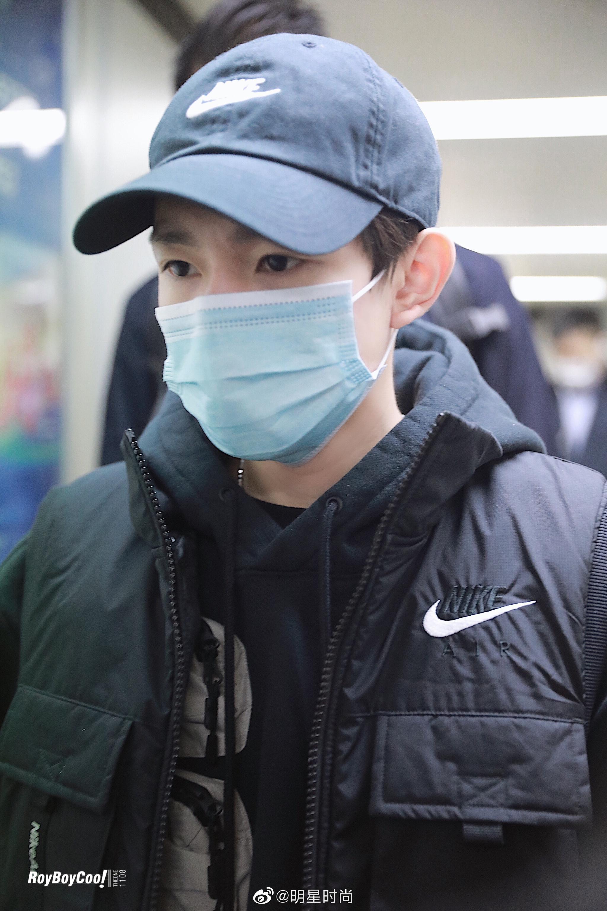 王源最新机场照,睡眼惺忪的小源一身黑色look帅气又保暖…………|王源