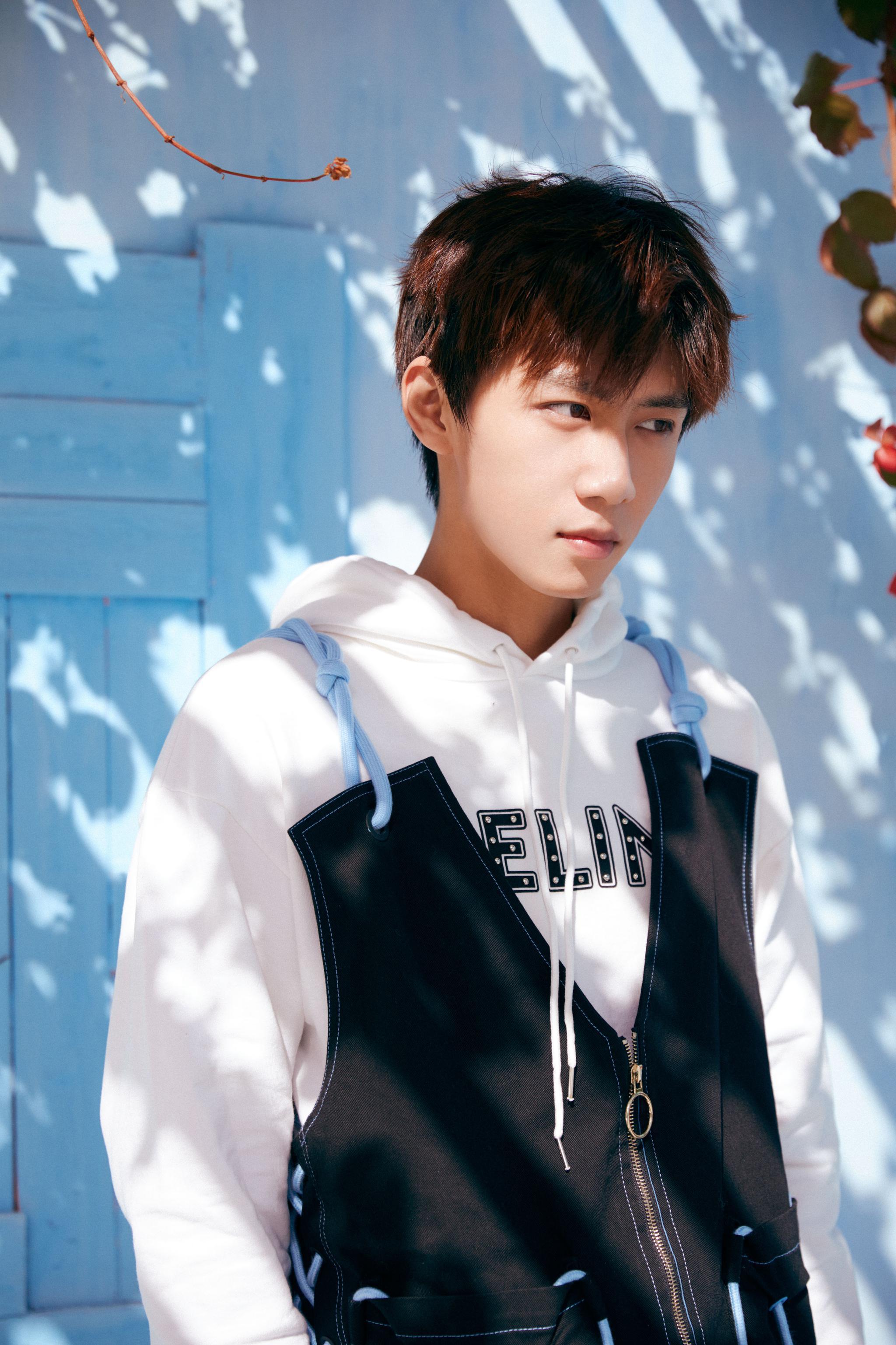 今日,@演员任宥纶 一组冬日写真曝光