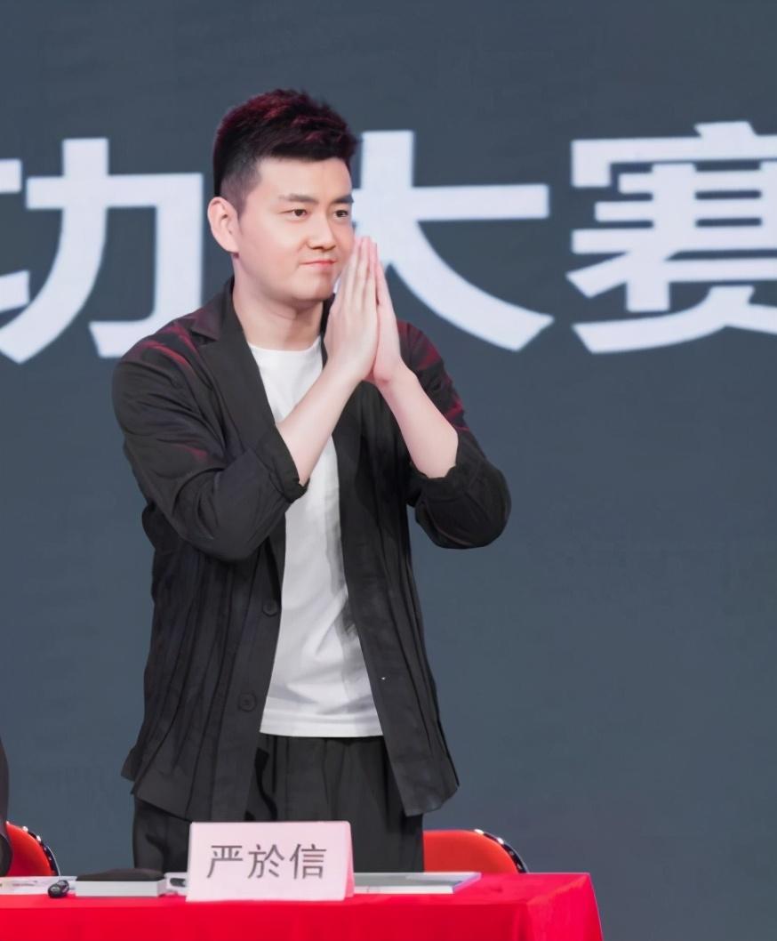 新闻联播的忙内80后的严於信帅气国脸太受宠