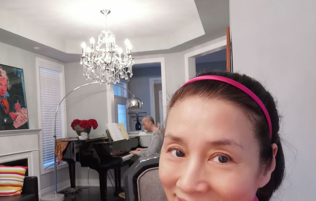 58岁李凤绪近照,经常"举铁"健身似少女,丈夫罕见露面弹钢琴