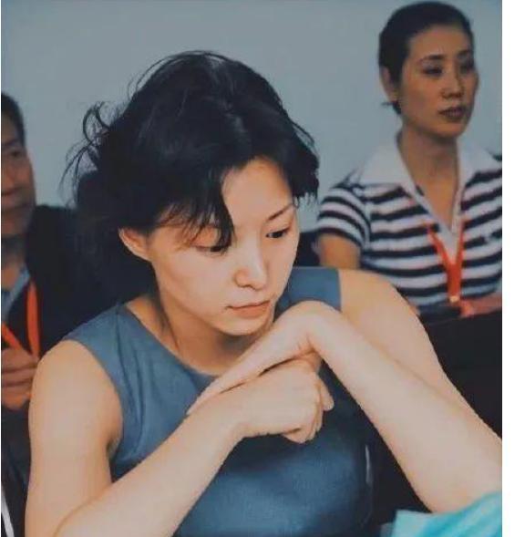 董卿年轻时候的照片被曝光网友高呼这颜值不当演员可惜了