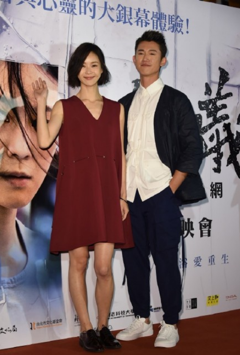 38岁视帝恋情曝光,脱衣为女友挡雨,曾多次与女演员因戏生情