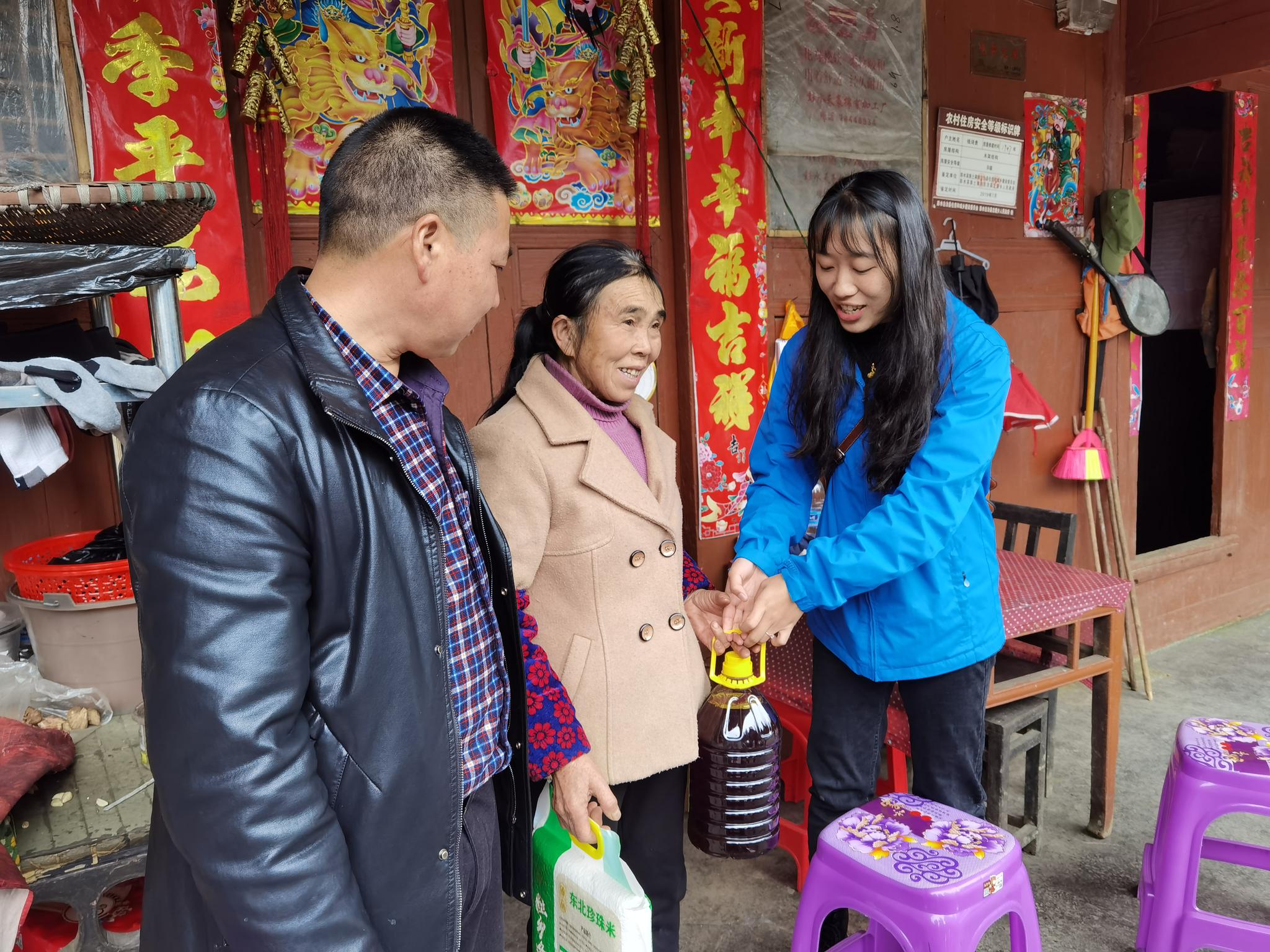 彭水县龙塘乡黄金村开展"绿色生活 乡村摄影大赛"主题宣传活动