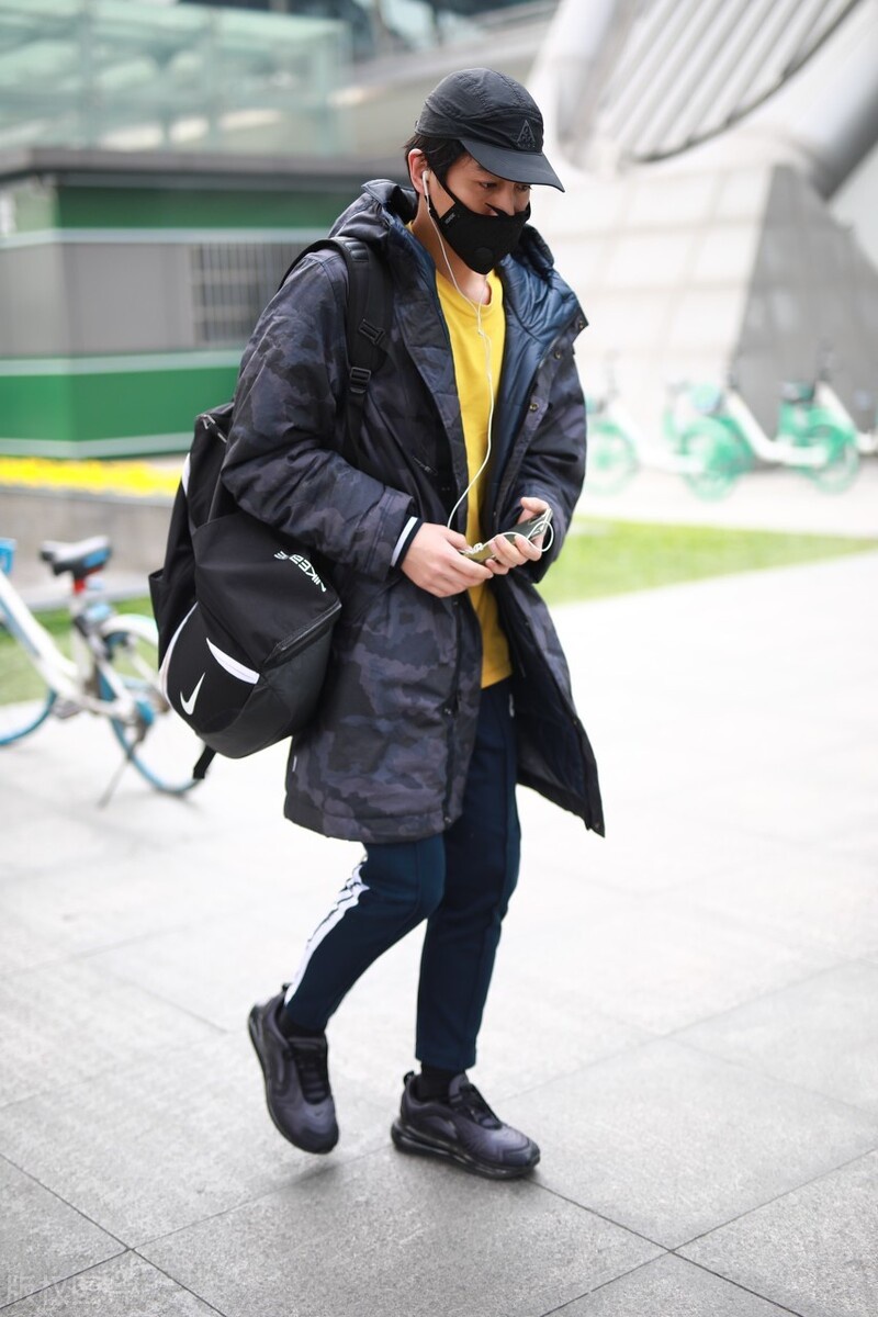 陈晓穿搭黄色打底外搭黑色外套现身,独自一人赶路程