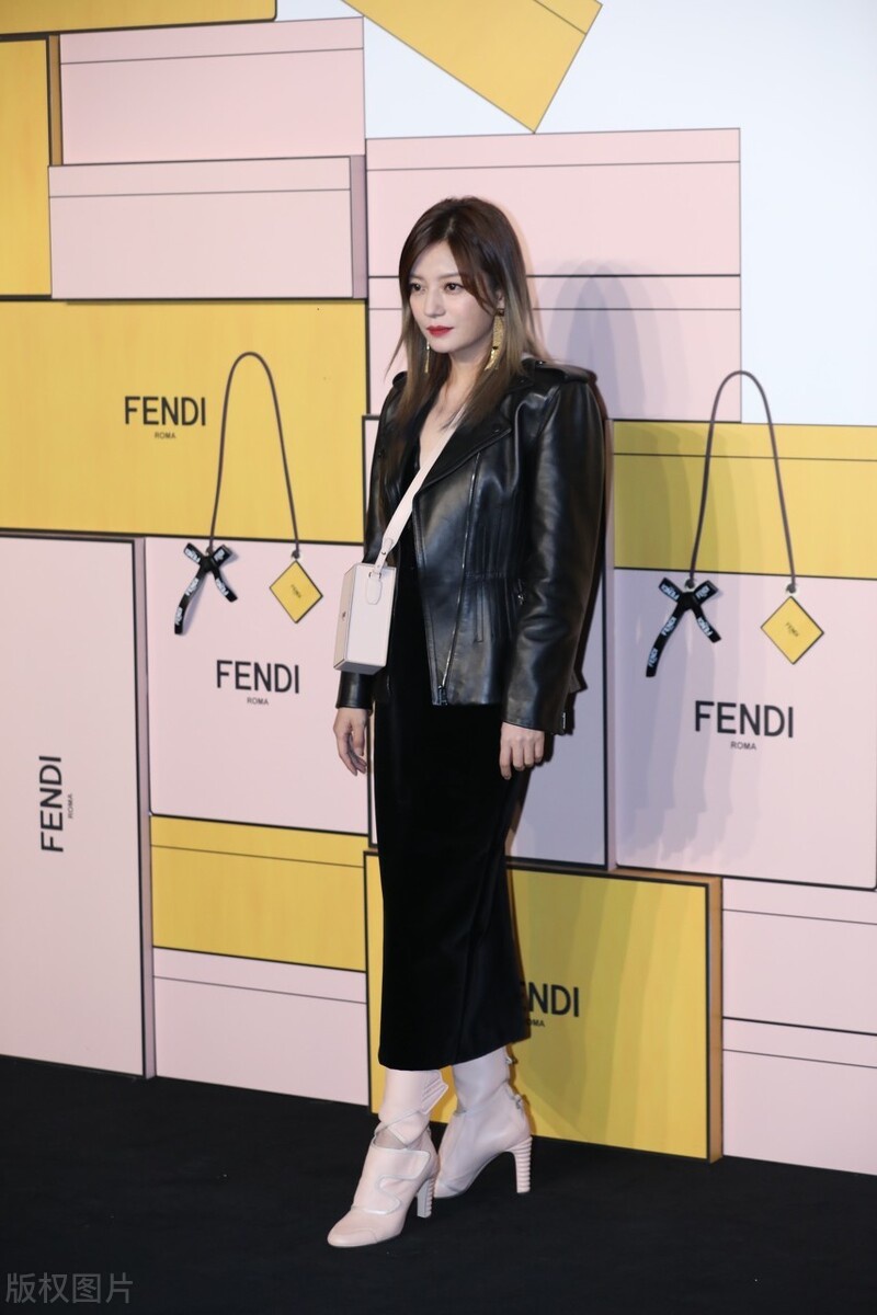 赵薇身穿黑色皮夹克气场十足,大眼睛灵动笑意盈盈心情不错