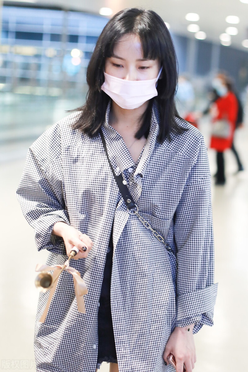 黄龄素颜刘海中分显憔悴一路手握黄色铃铛仿佛身份象征