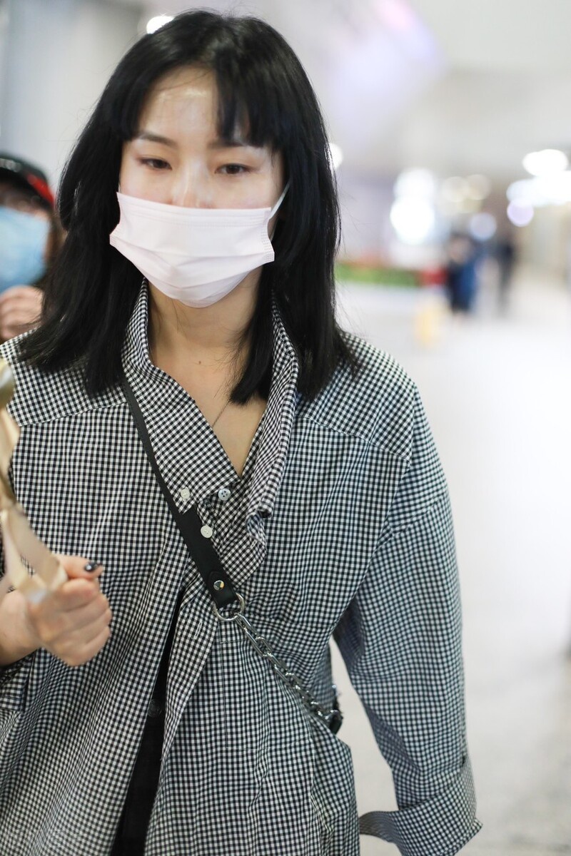 黄龄素颜刘海中分显憔悴一路手握黄色铃铛仿佛身份象征