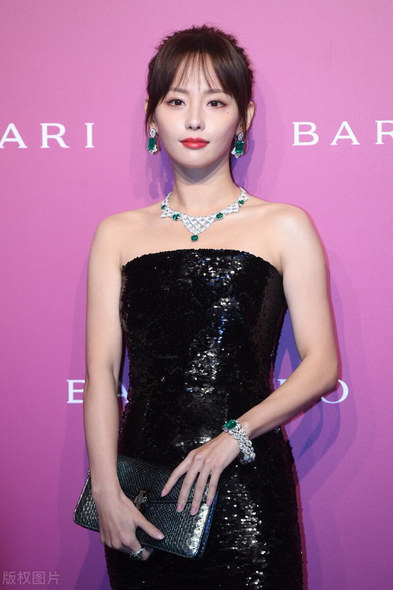 张嘉倪一袭黑色抹胸连衣裙亮相活动翡翠珠宝宝气十足
