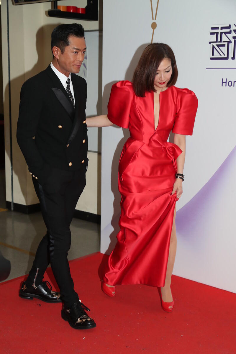 郑秀文的气质从骨子里就自带,穿一袭大红色连衣裙,格外惊艳洋气