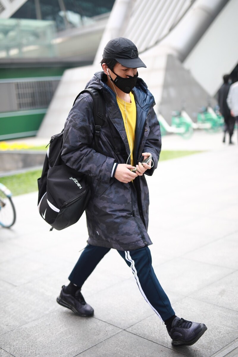 陈晓现身成都机场一路低头不语,大步流星无心顾及其他