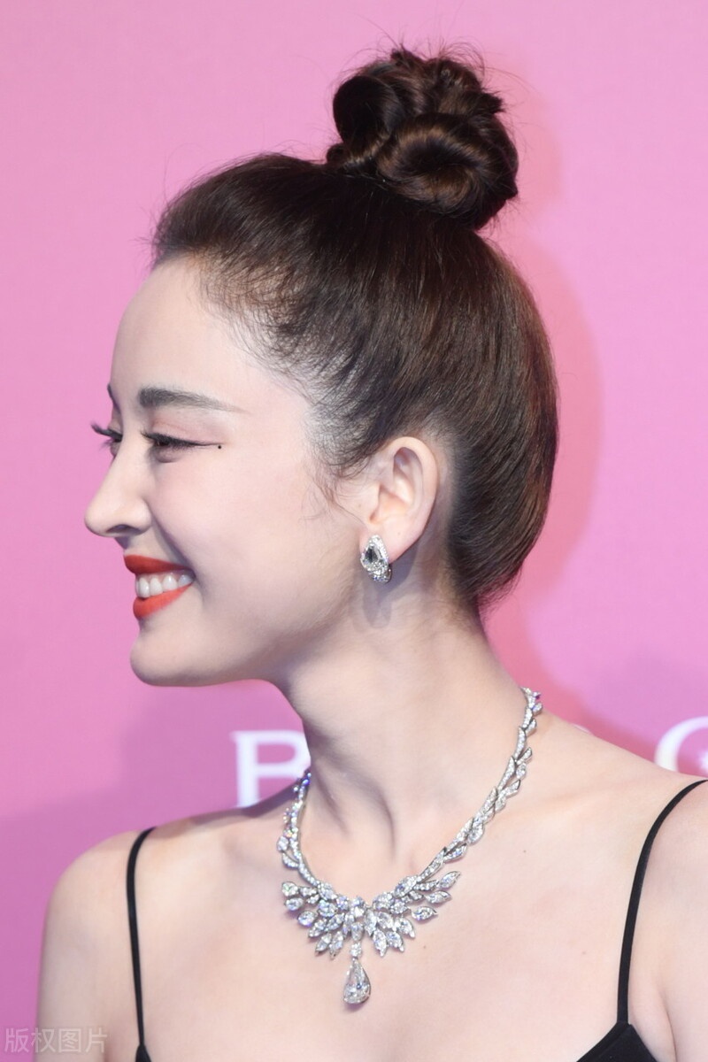 古力娜扎穿黑色吊带搭高跟鞋亮相宝格丽活动,五官精致笑起来真美