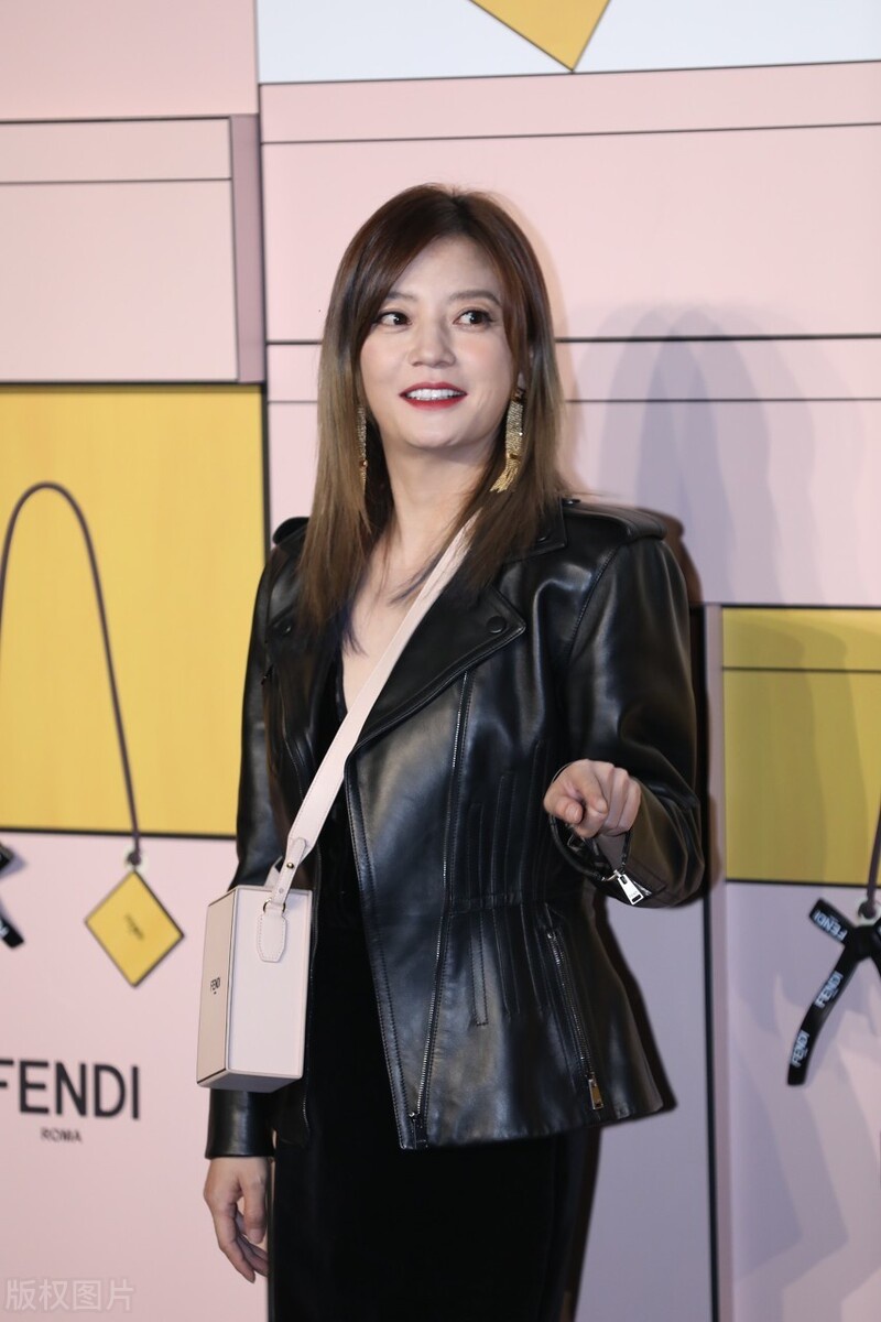 赵薇身穿黑色皮夹克气场十足,大眼睛灵动笑意盈盈心情不错