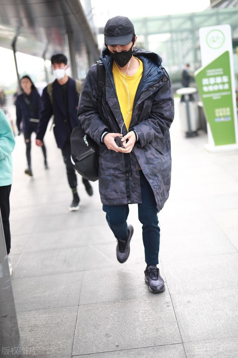 陈晓现身成都机场一路低头不语,大步流星无心顾及其他