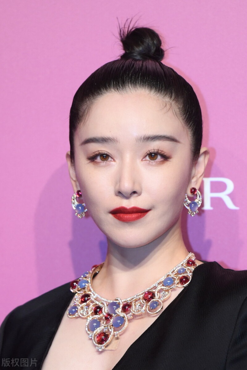 阚清子用高高丸子头诠释自己的气质,叉腰穿黑色开衩裙好有范