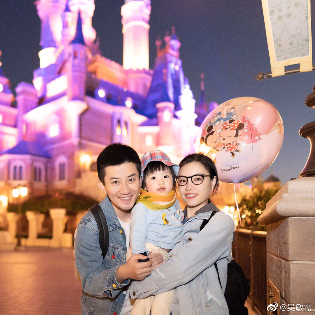 温馨!奥运冠军吴敏霞晒一家三口全家福,女儿长得像爸爸呆萌可爱