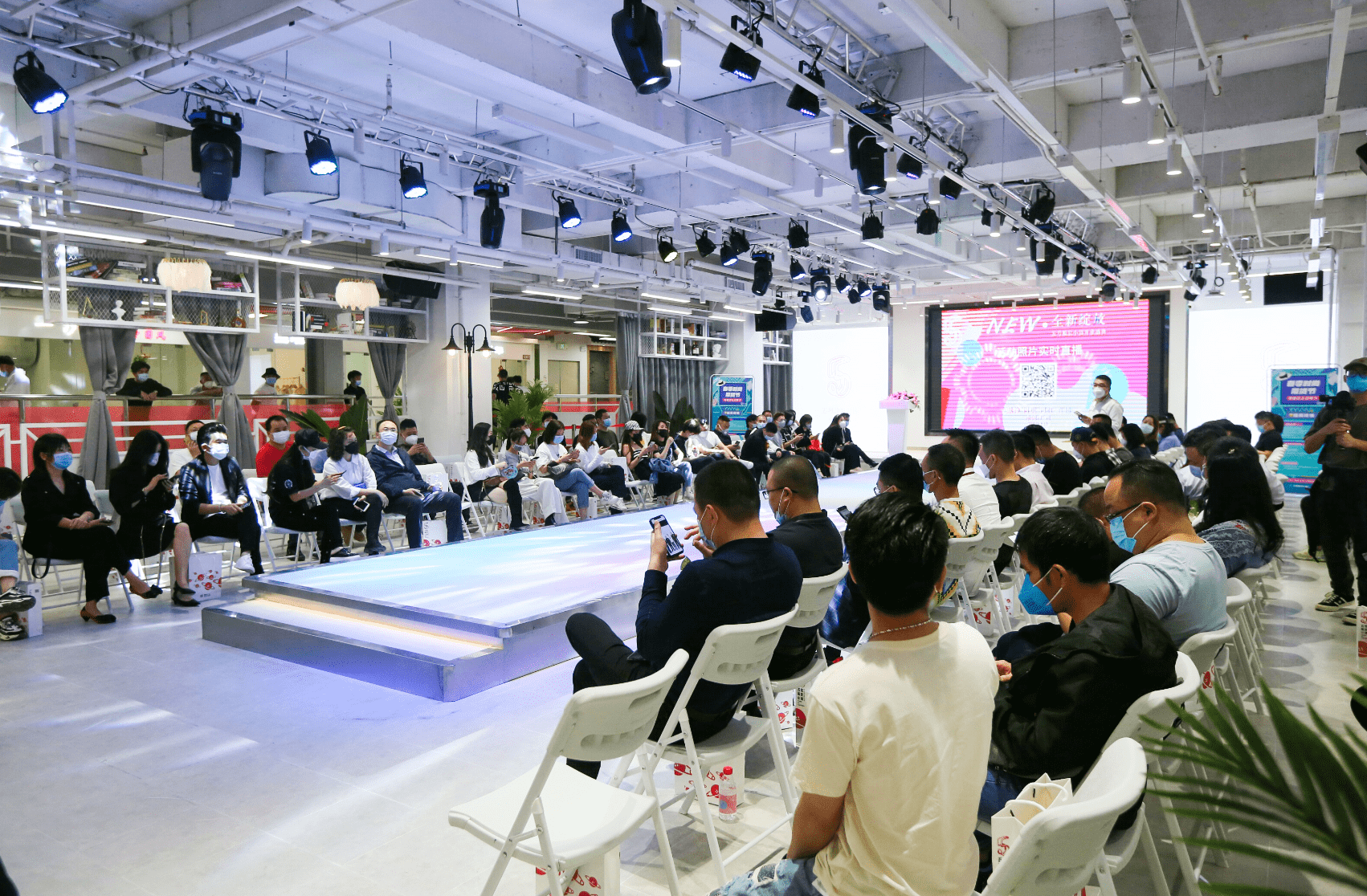 五号服装小镇内展示t台