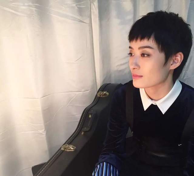 头发越来越短,眼神也越来越冷酷|高晓松|曾轶可|狮子座_新浪新闻