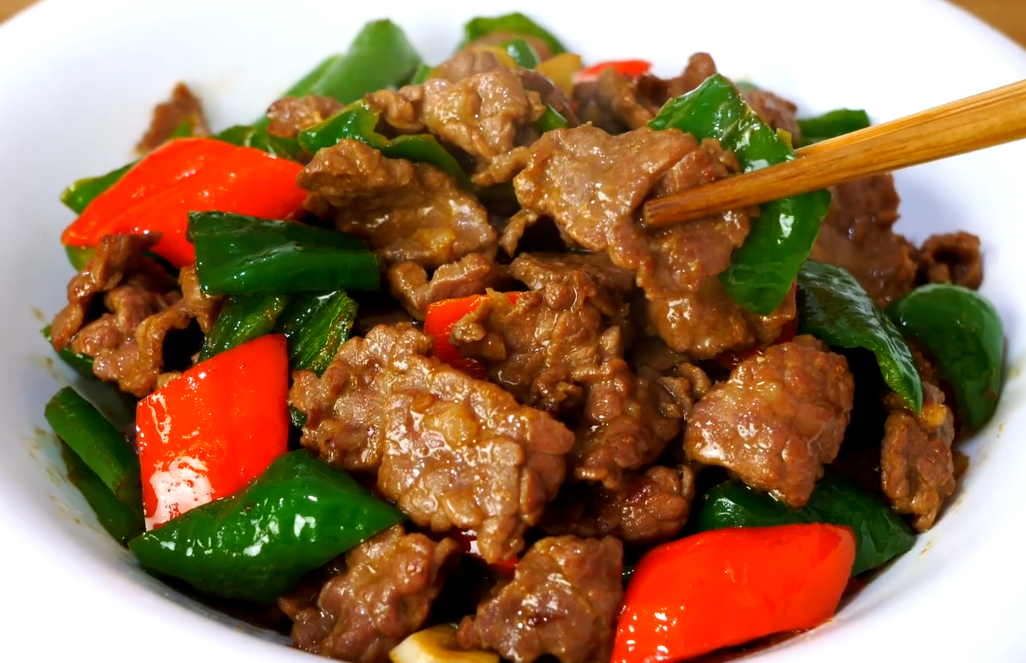 家常小炒牛肉一炒就老大厨教你一招牛肉不老不柴滑嫩可口