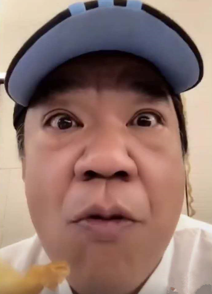 傻标黄光亮被困电梯内淡定自拍还开心唱歌笑称人生第一次