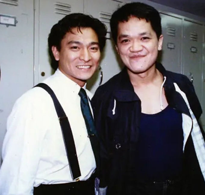 傻标黄光亮被困电梯内淡定自拍还开心唱歌笑称人生第一次