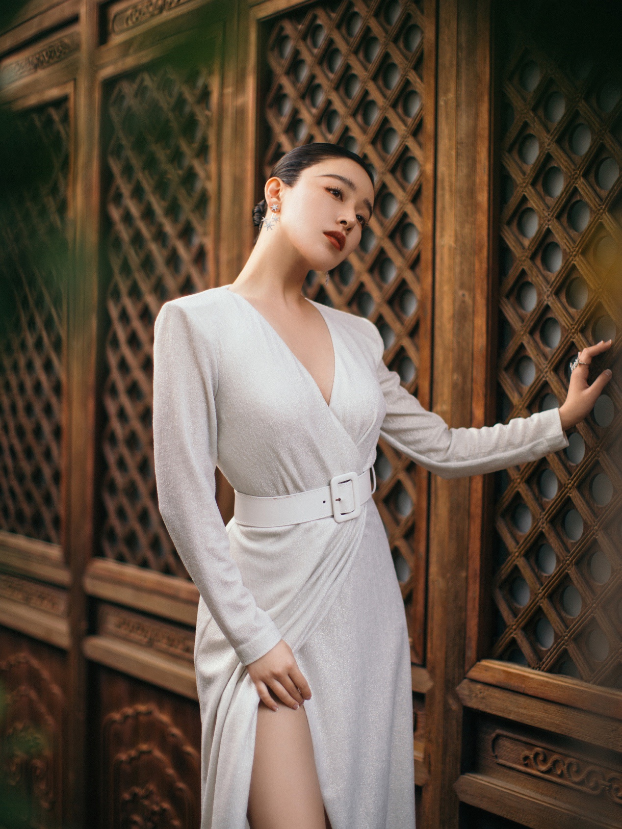 阚清子颜值真"抗打",驾驭"奶奶发型"没压力,白色长裙好优雅