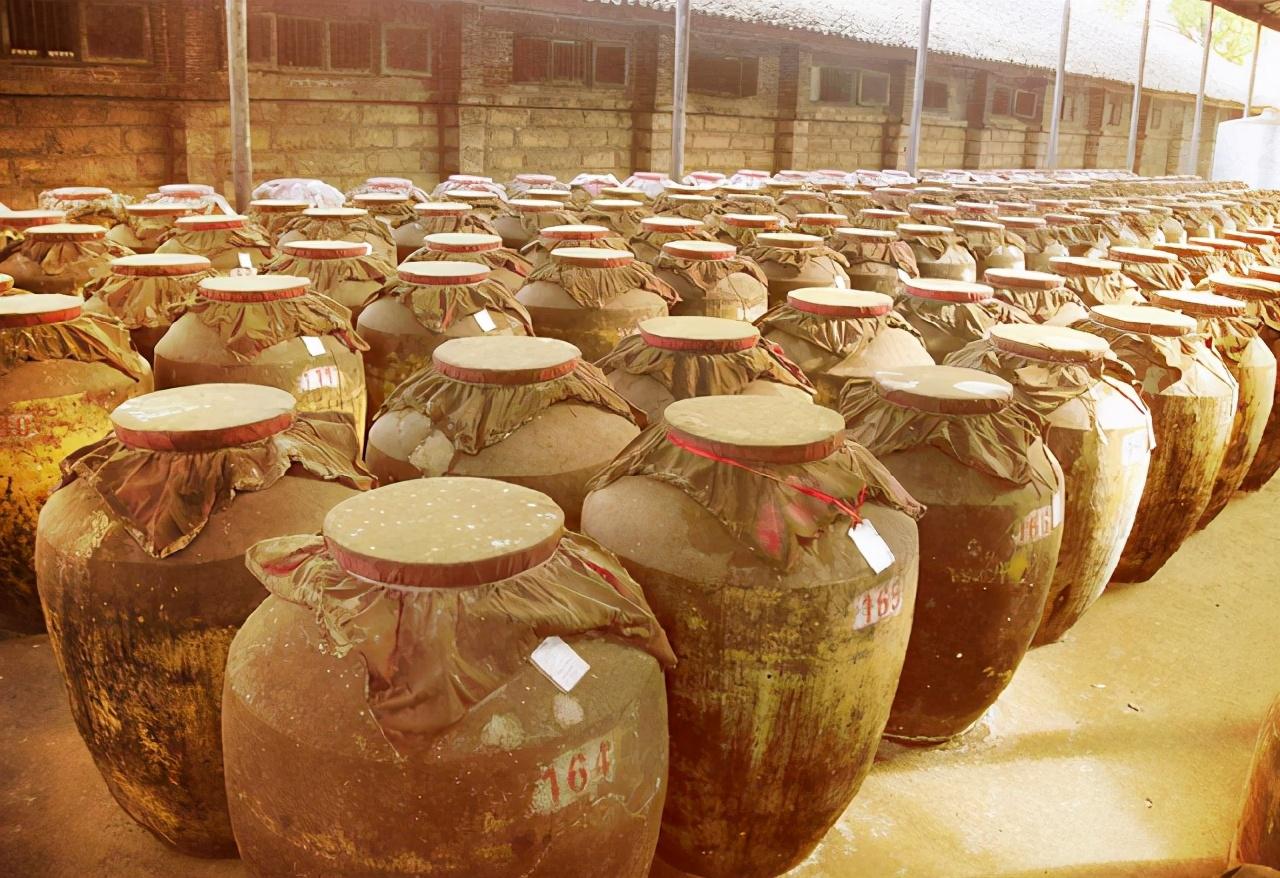 第一种,酒精勾兑酒一般只有那种纯粮食酿造的白酒,存放起来才有意义