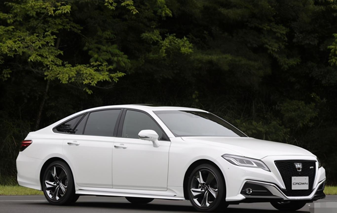 第十五代皇冠亮相,匹配3.5lv6动力,这车能否能回巅峰?