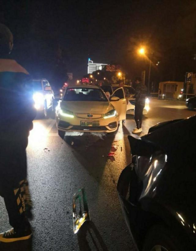 黑粉有多可怕?男星遭私生饭追尾,车祸现场曝光车灯全碎人受伤