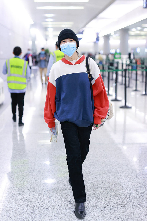 小黑裤修饰出了修长的美腿,窦靖童的大长腿不输妈妈,看来身高也遗传了