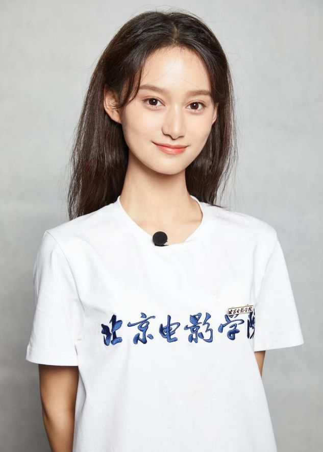 艺考三校第一红人夏梦,出席活动妆容遭质疑,发际线高形象受损