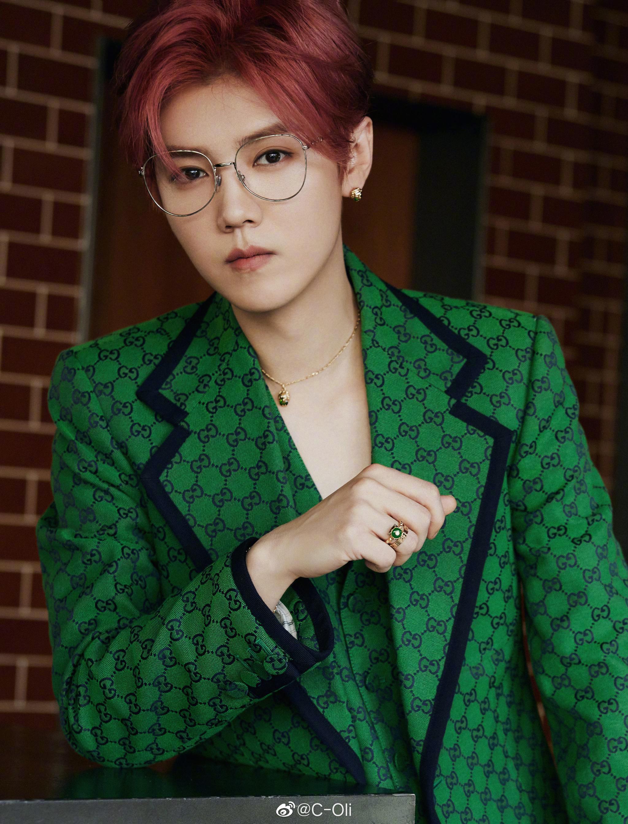 gucci品牌代言人鹿晗身着绿色gg logo套装亮相今晚的gucci……|jackie