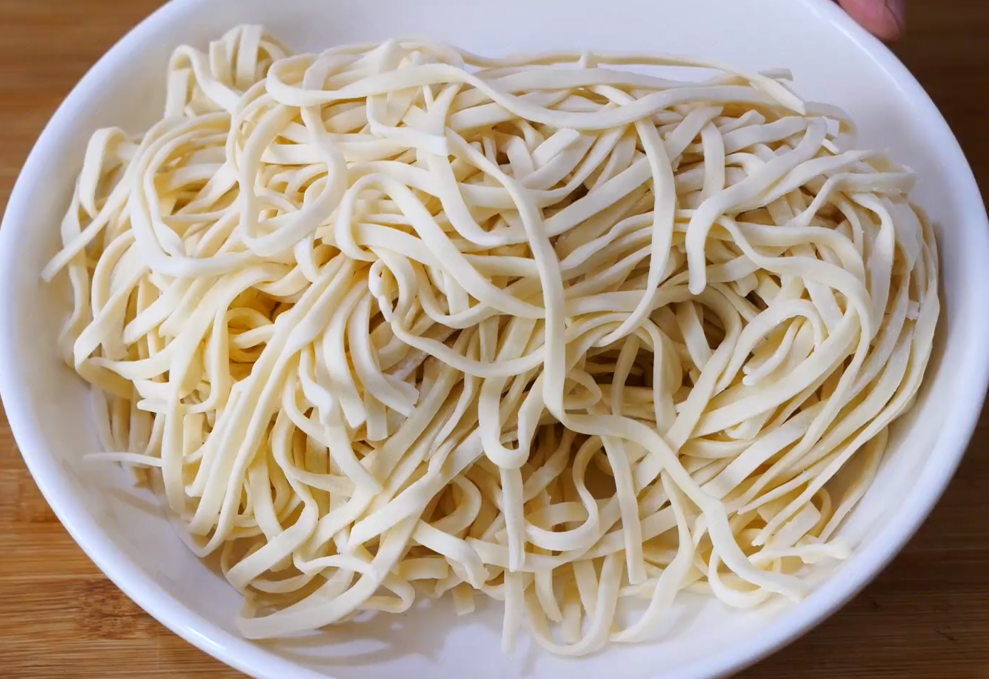 把1把面条扔到油锅里瞬间变美味香甜酥脆孩子三天两头要吃