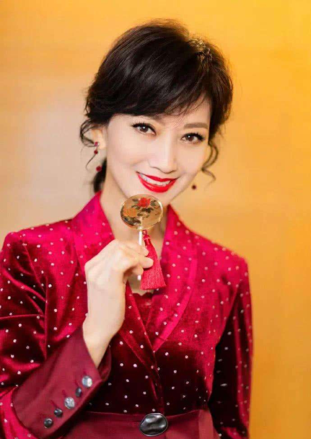 赵雅芝晒66岁生日庆生照,手捧鲜花太年轻,与老公合影像两代人