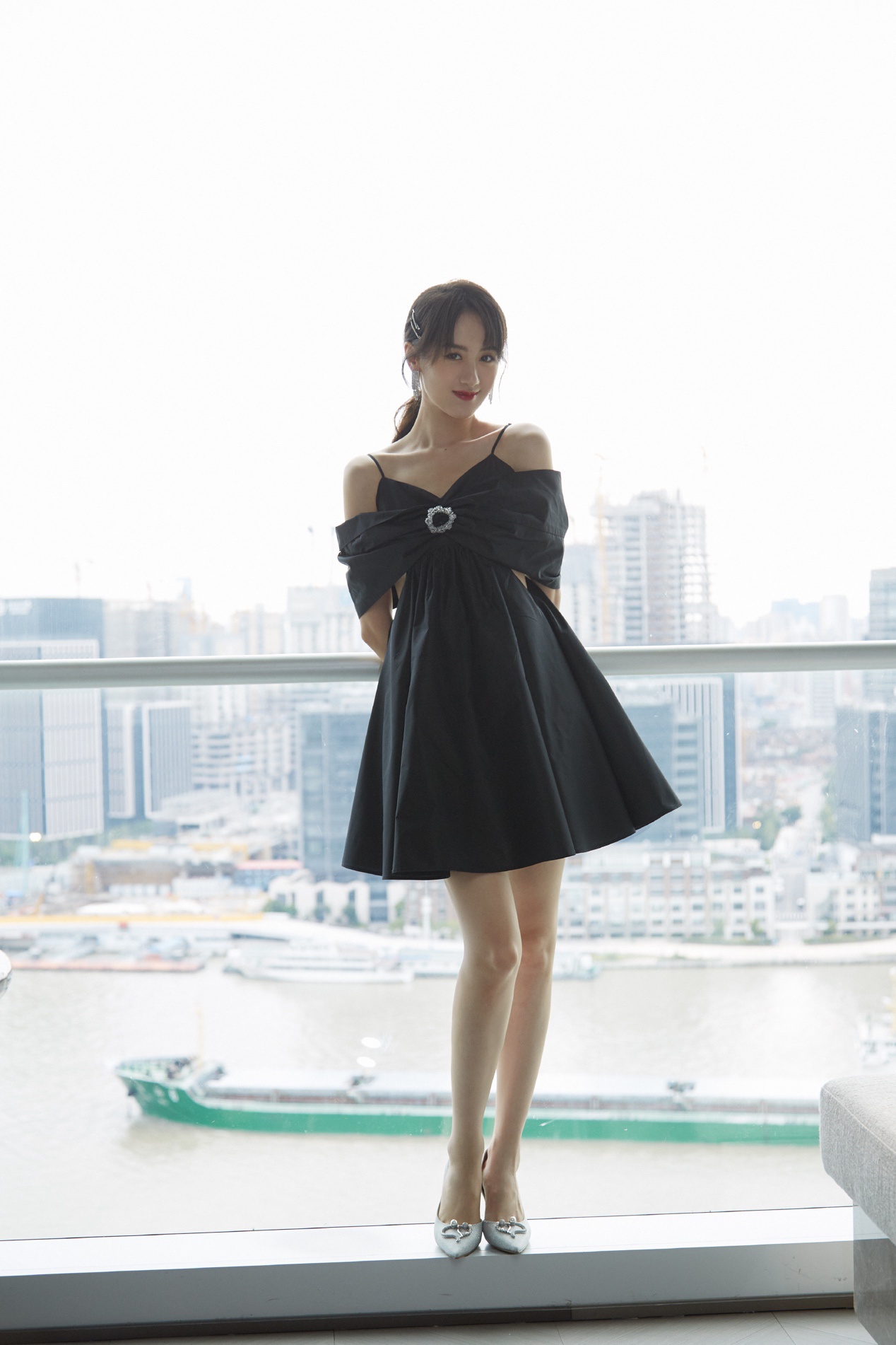 有一种时尚叫袁冰妍,上身性感,伞裙优雅,结合得太完美