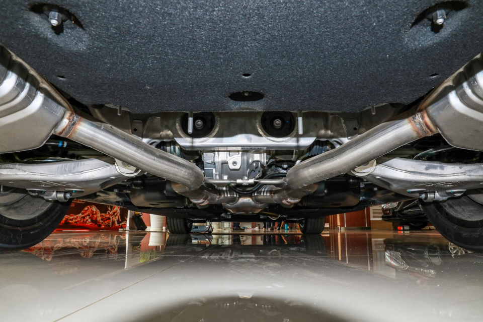 底盘结构要强调一下,红旗h9采用的是:前双横臂式和后多连杆式的四轮