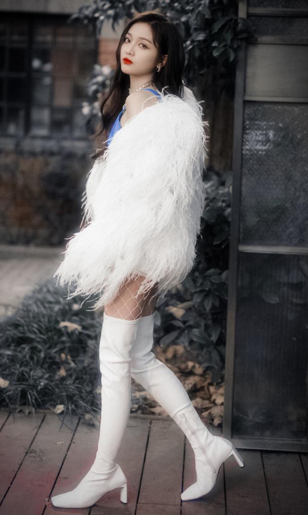 吴宣仪真甜,穿红色气质连衣裙高级又帅气,白色网袜性感又吸睛