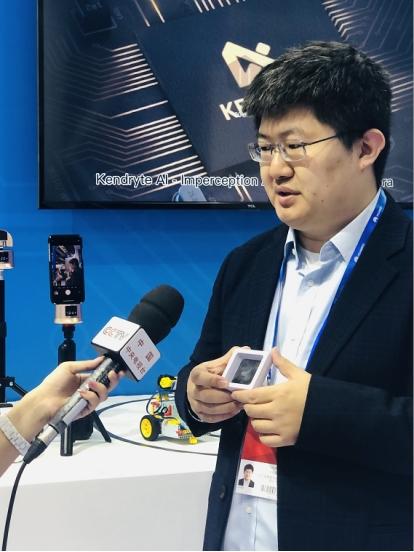 (嘉楠科技董事长兼ceo张楠赓向央视介绍勘智k210)