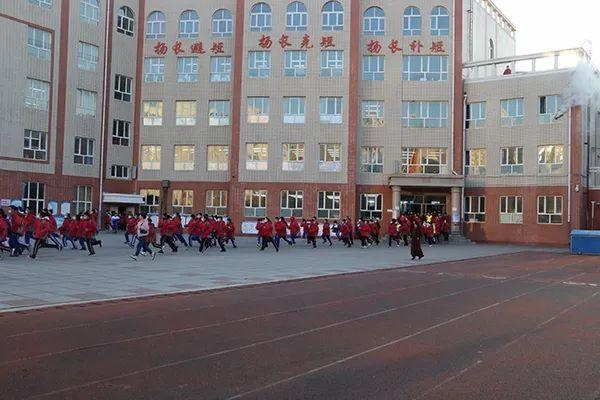 11月11日,牡丹江支队联合牡丹江市第四中学开展灭火救援疏散演练.
