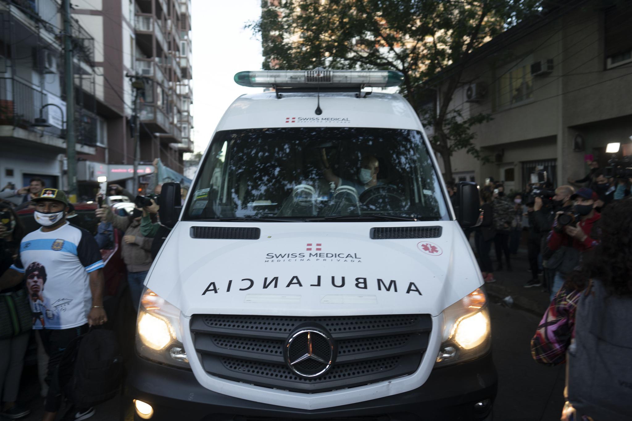 马拉多纳出院返回住所|阿根廷足球|马拉多纳_新浪新闻