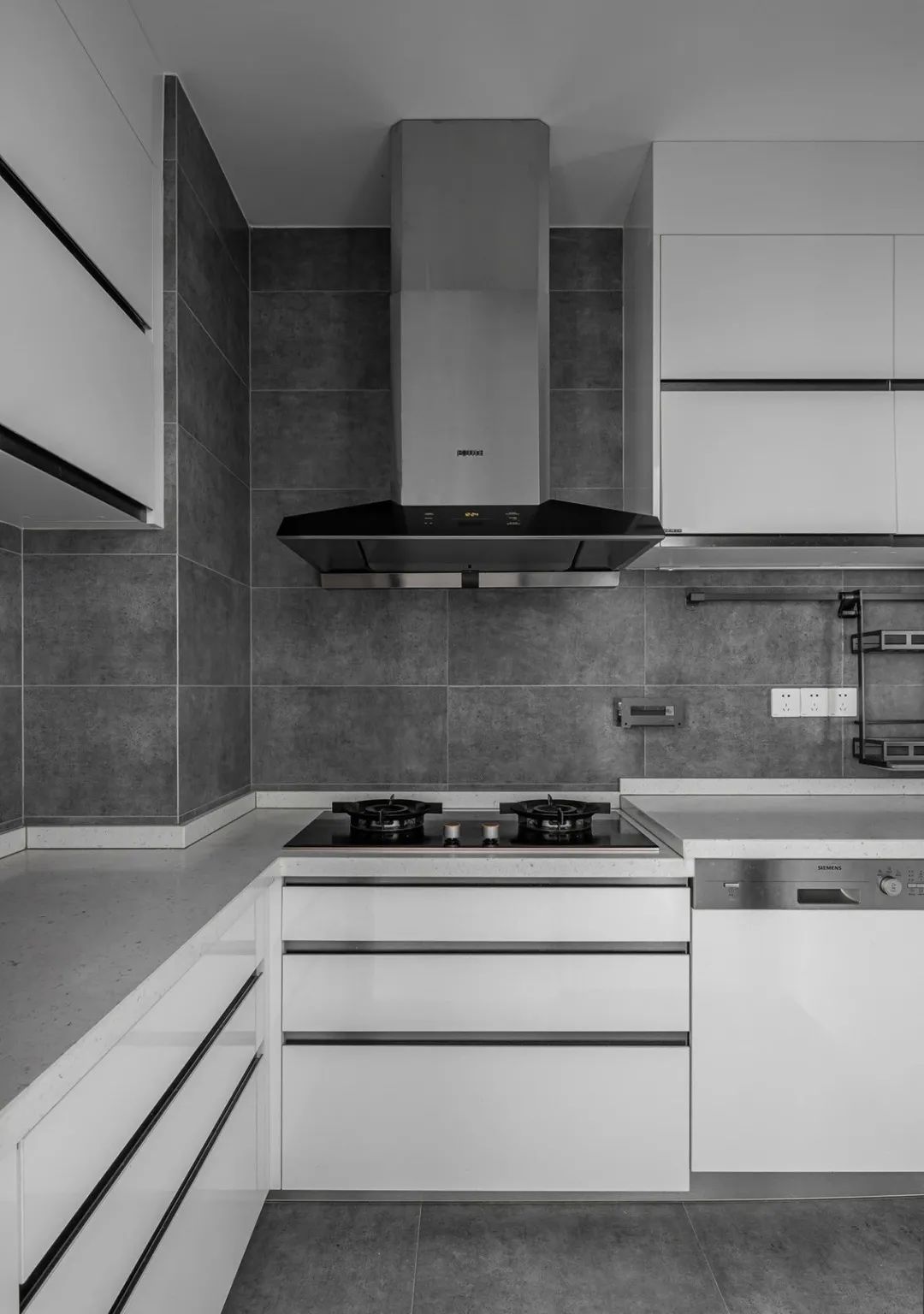 &nbsp;厨房u型布局,灰色墙地砖搭配白色橱柜,干净利落,墙面增设勿金