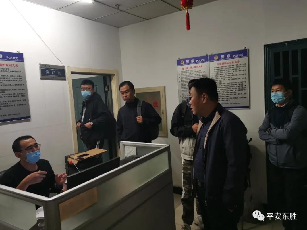 分局刑侦大队大队长杜瑞东(右二)带队侦查