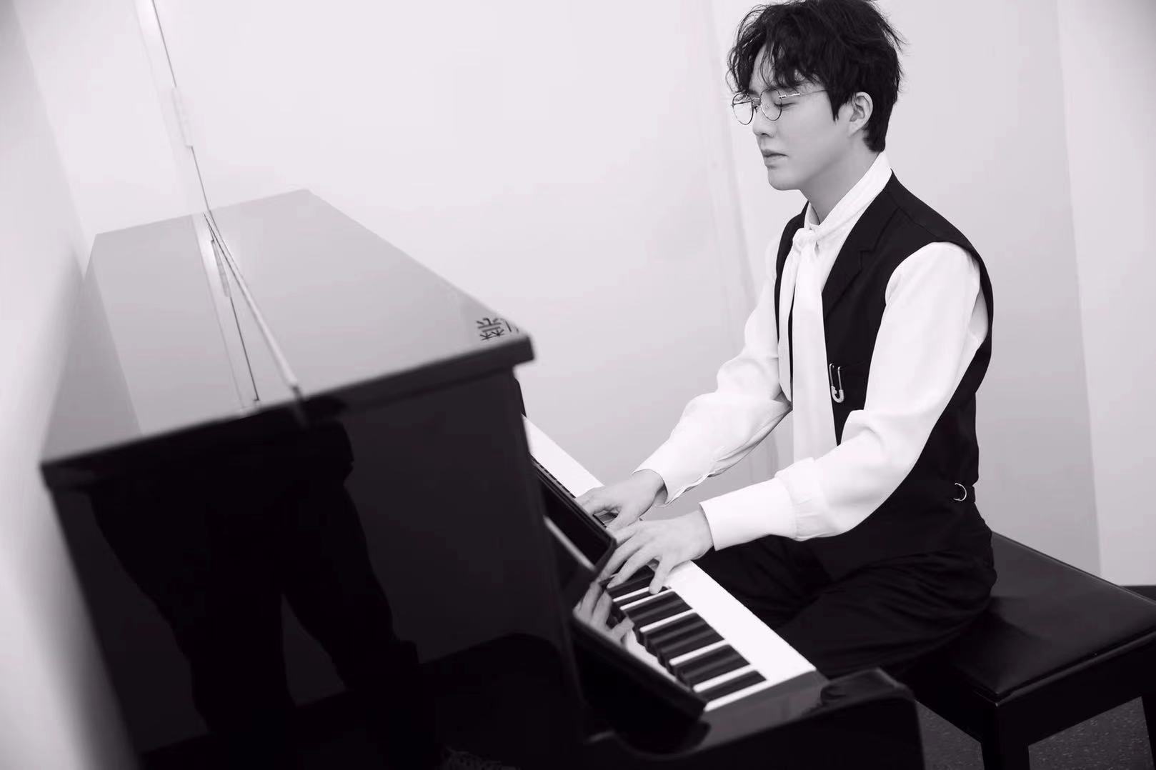 李云迪将黑白进行到底 黑白搭配更时尚!